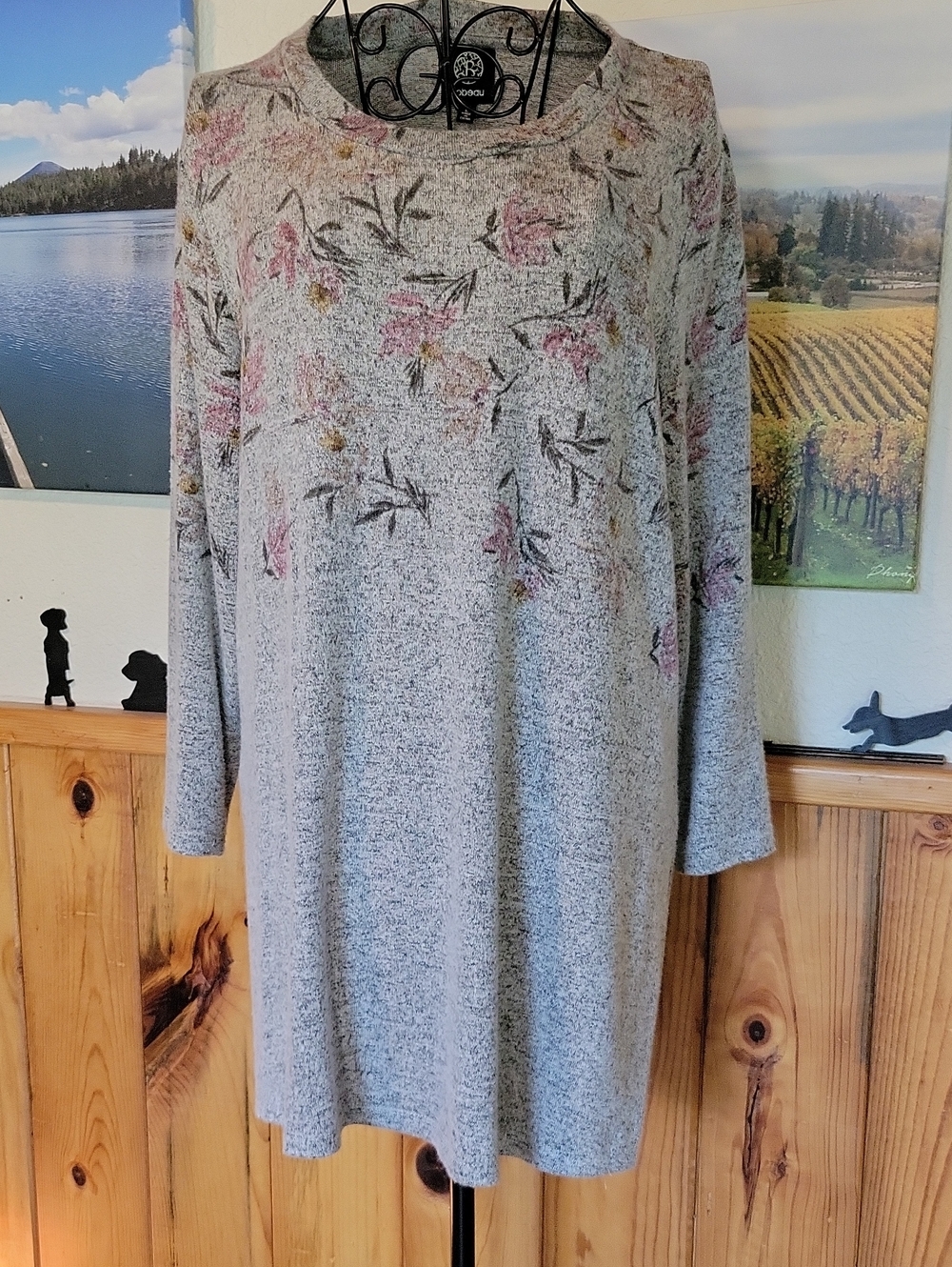 Bobeau Light Gray Floral Long Sleeve Knit Tunic